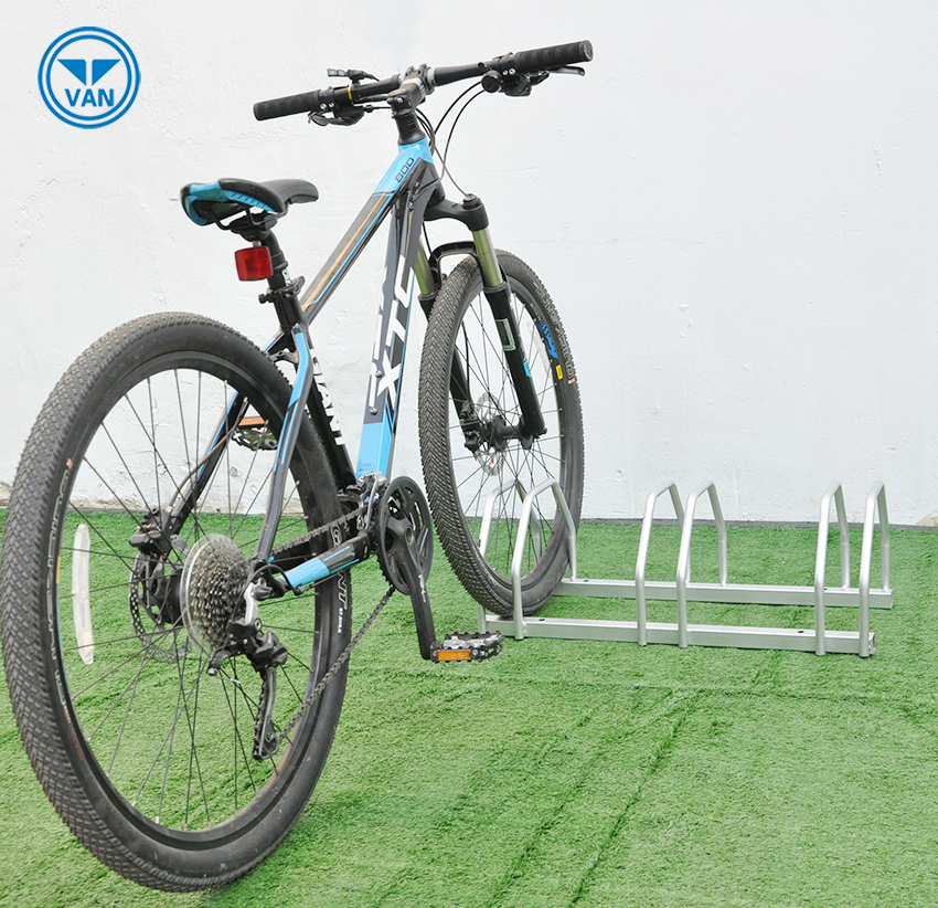 Présentoir de vélo monté au sol en acier au carbone extérieur pour 3 vélos