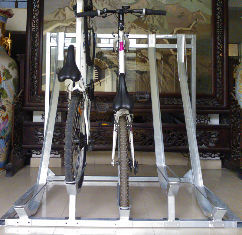 Support de porte-vélos semi-vertical robuste de type L pour sol extérieur
