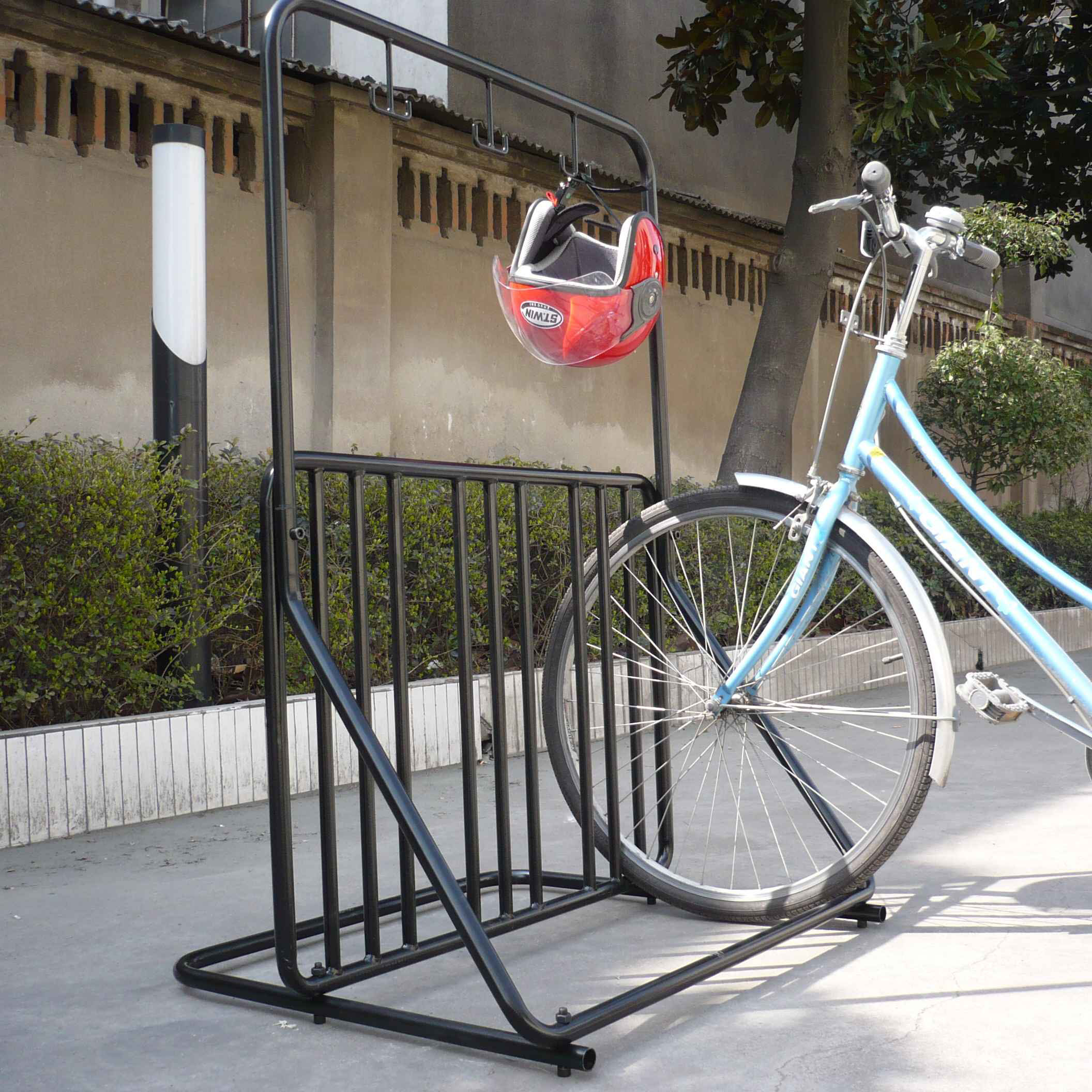 Porte-vélos à grille durable à revêtement noir avec porte-casque